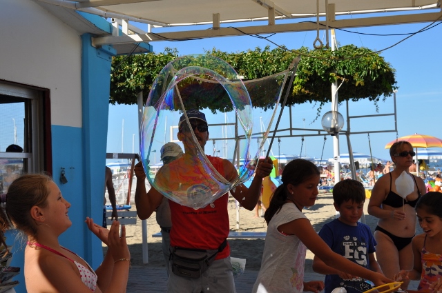 spiaggia viserba animazione bolle giganti